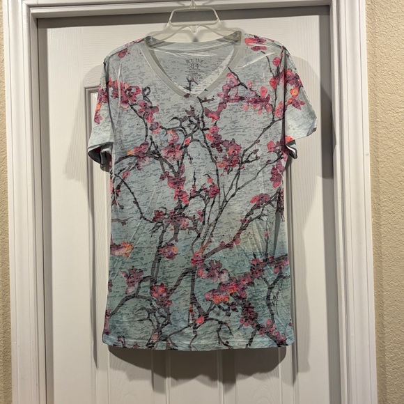 Blue 84 Tops - Blue 84 Pink and gray Floral V-Neck Tee M like new